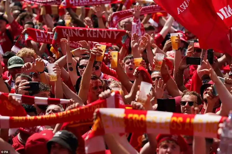 tifosi del liverpool a parigi 5