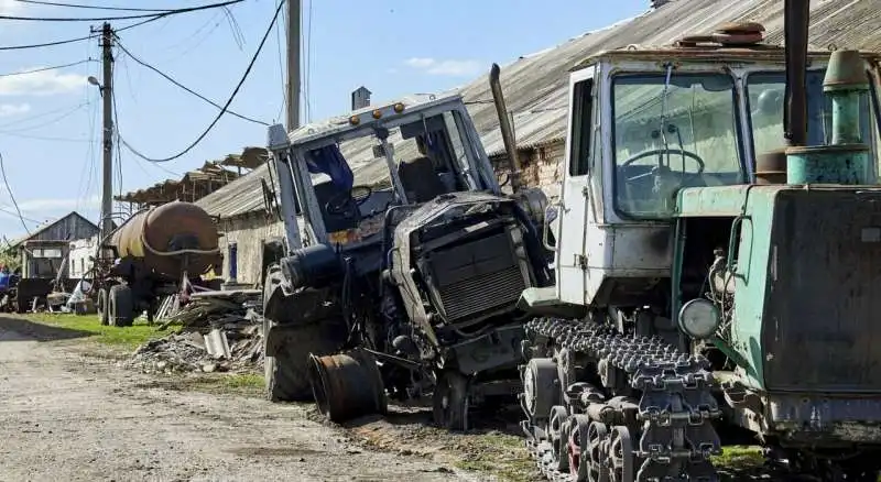 trattori distrutti a bastanka 