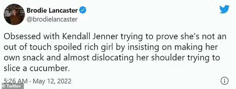 tweet su kendall jenner che taglia un cetriolo 3