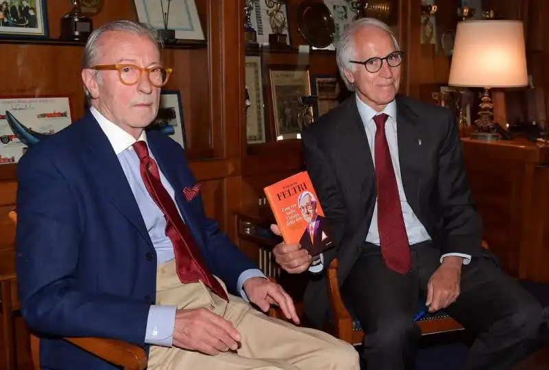 vittorio feltri autografa il libro a giovanni malago  foto di bacco (2)