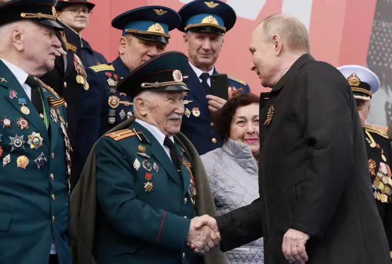 VLADIMIR PUTIN CON I VETERANI ALLA PARATA DELLA VITTORIA 