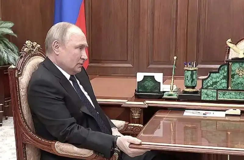 vladimir putin durante l incontro con shoigu 