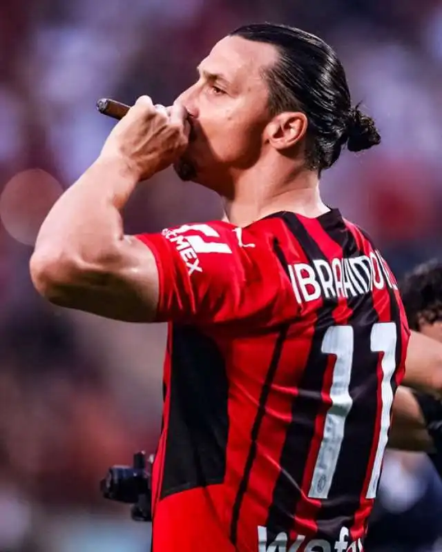 ZLATAN IBRAHIMOVIC FESTEGGIA LO SCUDETTO DEL MILAN 