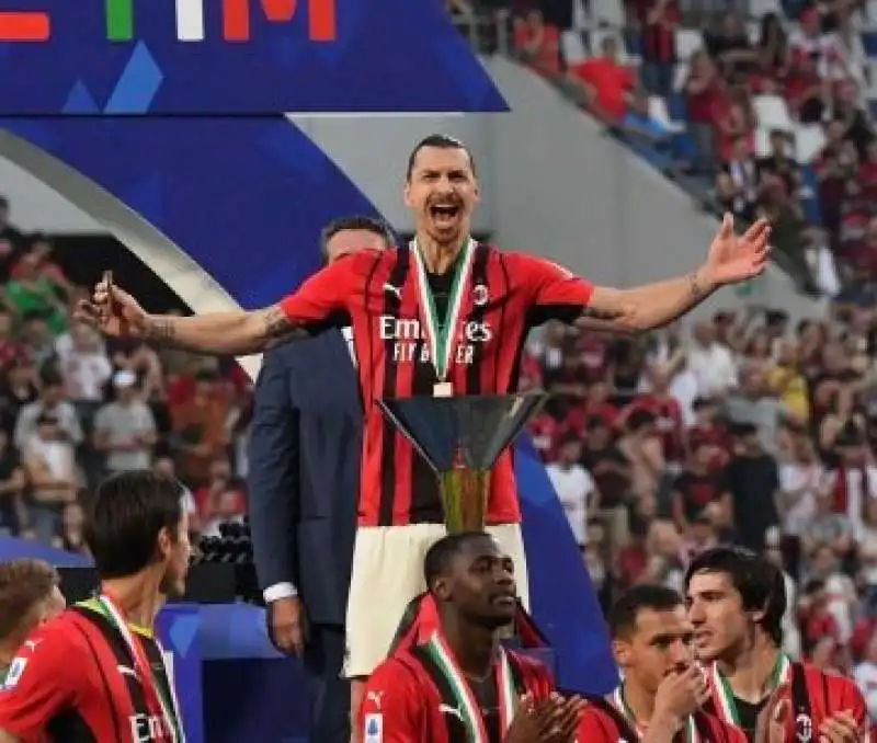 ZLATAN IBRAHIMOVIC FESTEGGIA LO SCUDETTO DEL MILAN 