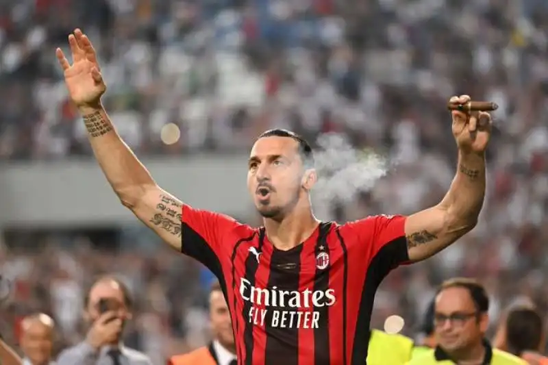 ZLATAN IBRAHIMOVIC FESTEGGIA LO SCUDETTO DEL MILAN 