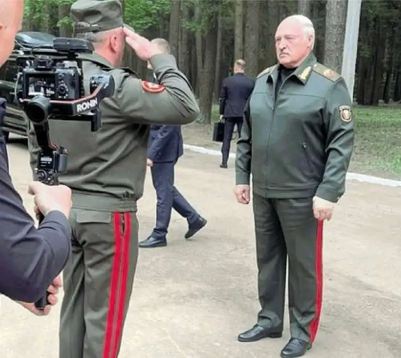 aleksandr lukashenko con la mano bendata 