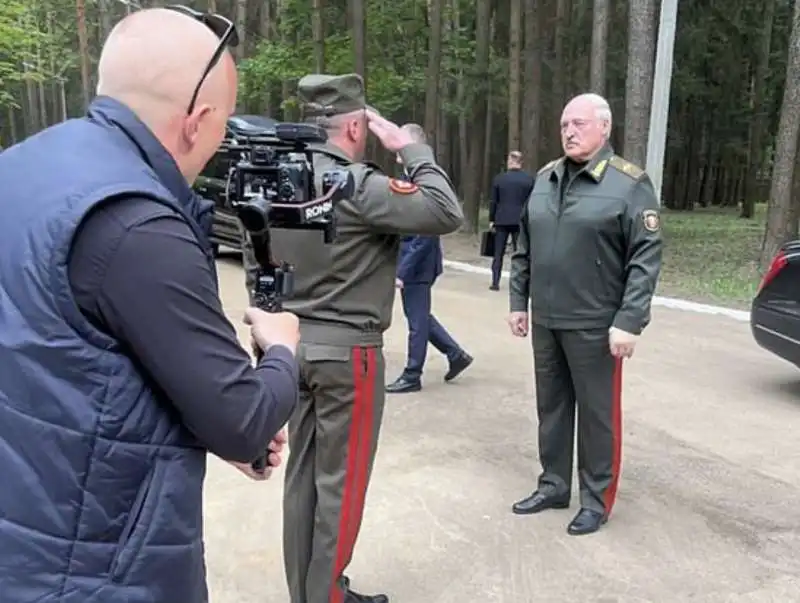 ALEKSANDR LUKASHENKO RICOMPARE IN PUBBLICO CON LA MANO BENDATA 