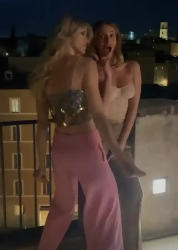 alessia marcuzzi e elena santarelli ballano sulla terrazza del palazzo fendi a roma 4