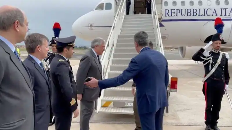 antonio tajani accoglie volodymyr zelensky all aeroporto di ciampino   1