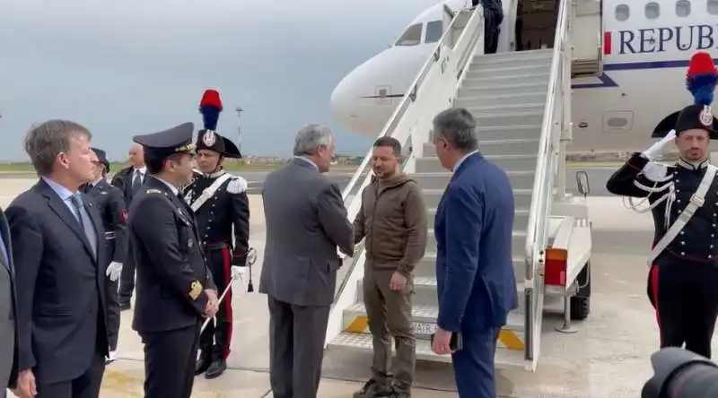 antonio tajani accoglie volodymyr zelensky all aeroporto di ciampino   3