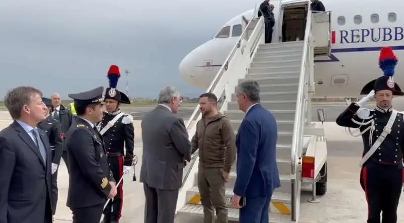 antonio tajani accoglie volodymyr zelensky all aeroporto di ciampino   4