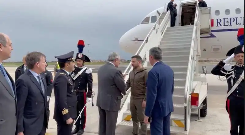 antonio tajani accoglie volodymyr zelensky all aeroporto di ciampino   5