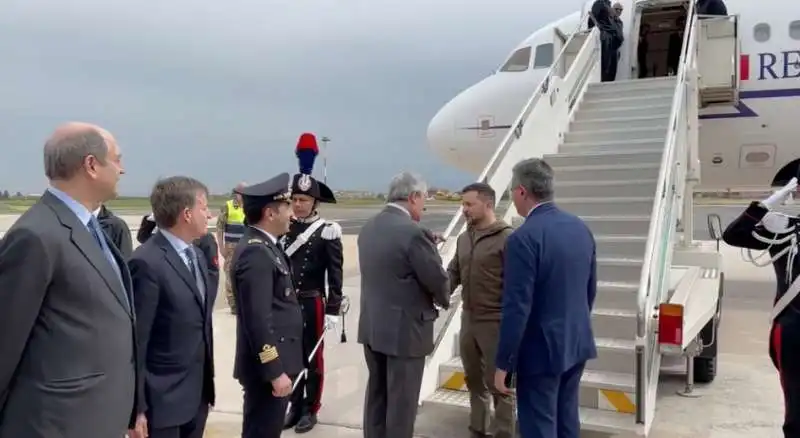 antonio tajani accoglie volodymyr zelensky all aeroporto di ciampino   6