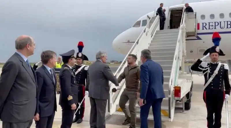 antonio tajani accoglie volodymyr zelensky all aeroporto di ciampino   7