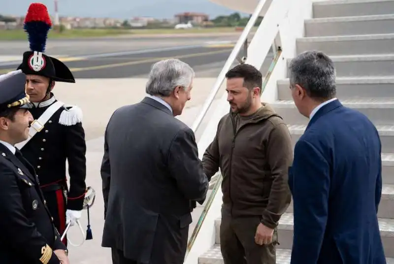 antonio tajani accoglie volodymyr zelensky all aeroporto di roma ciampino