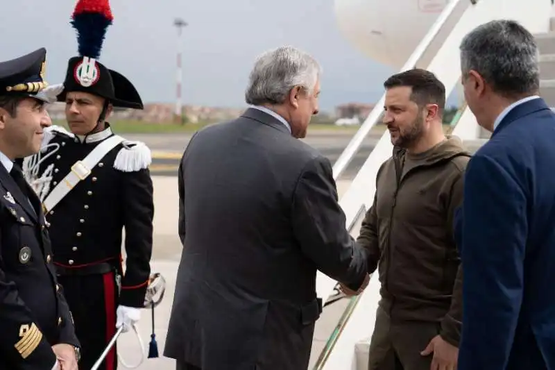 antonio tajani accoglie volodymyr zelensky all aeroporto di roma ciampino.  