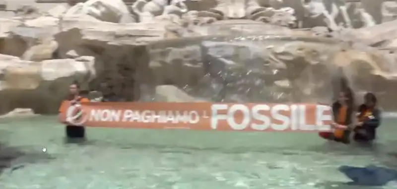 attivisti di ultima generazione a fontana di trevi 1