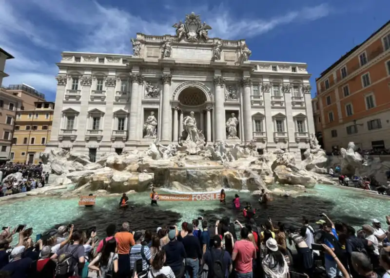 attivisti di ultima generazione a fontana di trevi 

