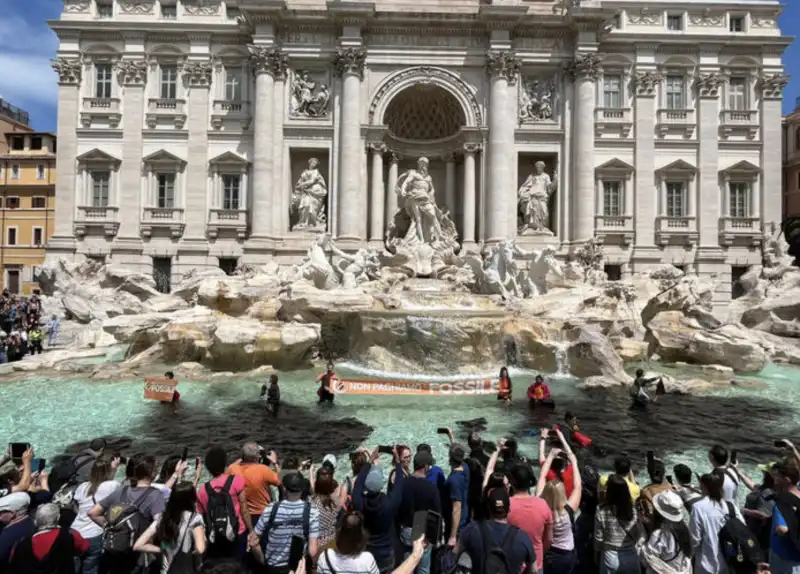 attivisti di ultima generazione a fontana di trevi 

