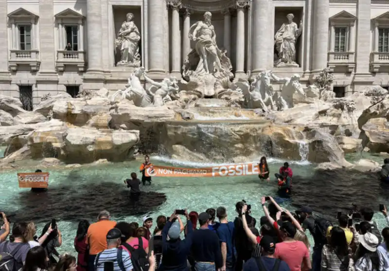 attivisti di ultima generazione a fontana di trevi 