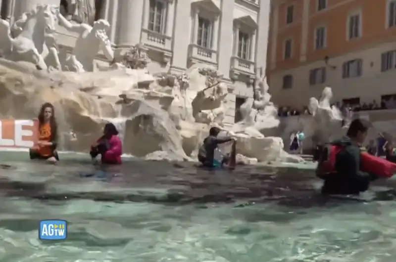 attivisti di ultima generazione a fontana di trevi 6