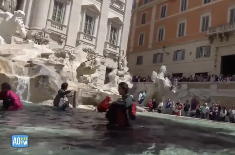 attivisti di ultima generazione a fontana di trevi 8