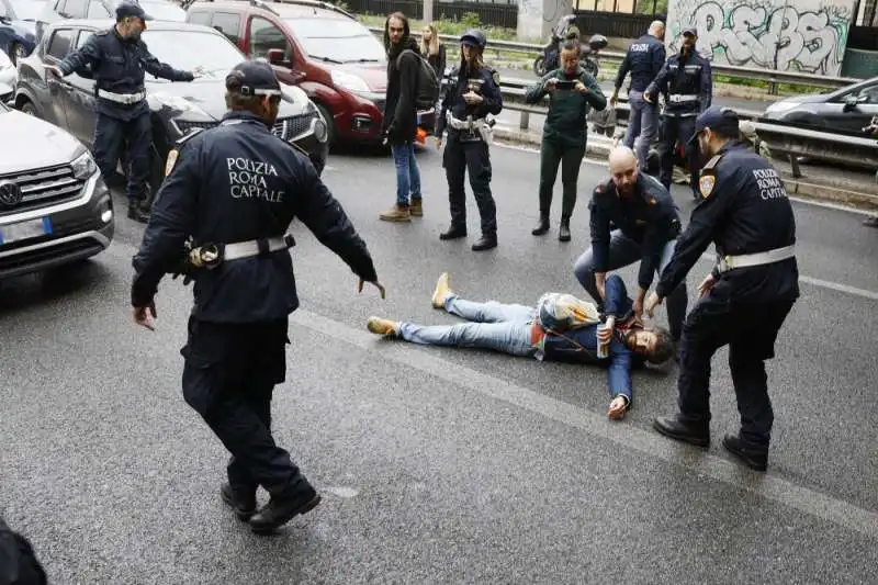 attivisti di ultima generazione bloccano la tangenziale a roma 1