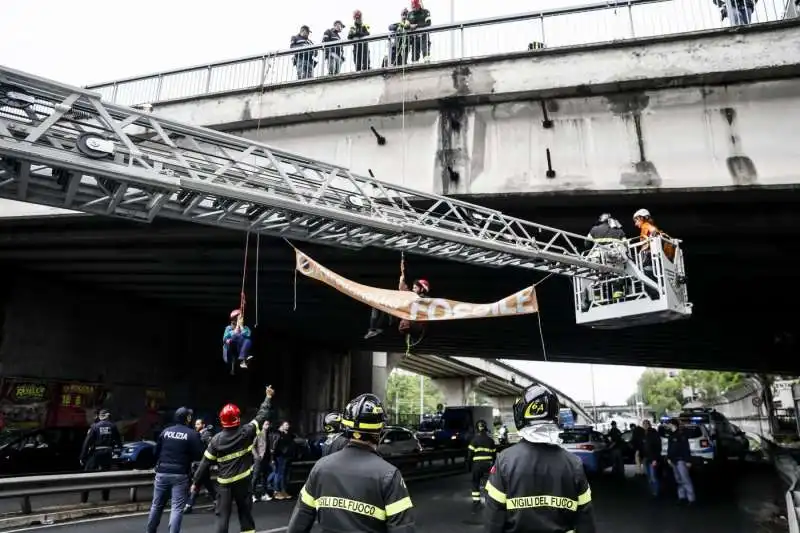 attivisti di ultima generazione bloccano la tangenziale a roma 3