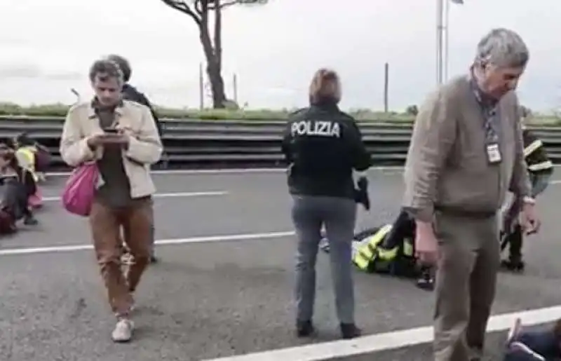 attivisti ultima generazione bloccano l autostrada roma fiumicino 3