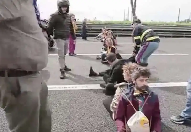 attivisti ultima generazione bloccano l autostrada roma fiumicino 5