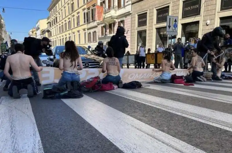 attivisti ultima generazione nudi bloccano via del tritone 2