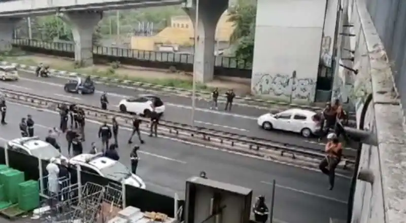 ATTIVISTI ULTIMA GENERAZIONE SI CALANO DAL PONTE DELLE VALLI A ROMA