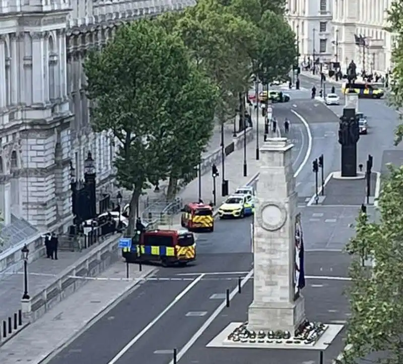 auto si schianta sui cancelli di downing street a londra    2