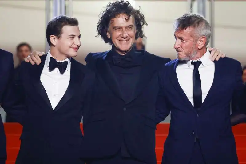 black flies a cannes   sean penn tye sheridan jean stephane savaurie