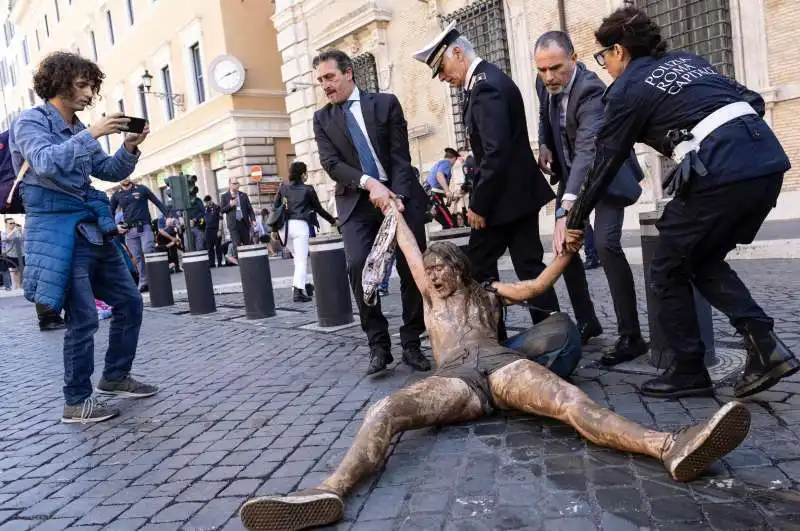 blitz degli ambientalisti di ultima generazione al senato   5