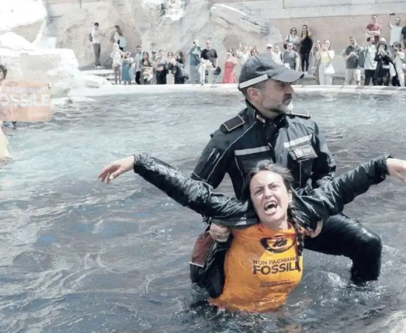 blitz degli attivisti di ultima generazione alla fontana di trevi   1