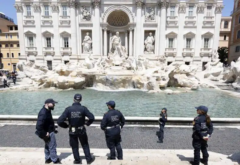 blitz degli attivisti di ultima generazione alla fontana di trevi   2