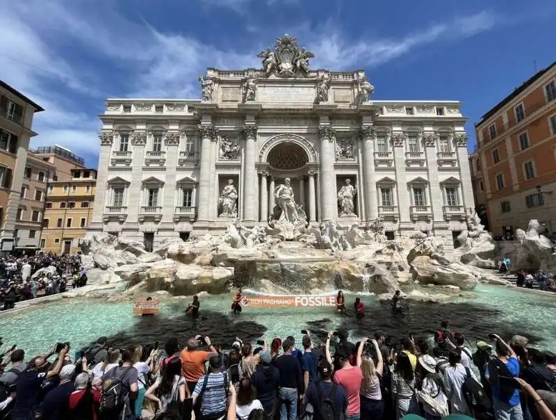 blitz degli attivisti di ultima generazione alla fontana di trevi   4