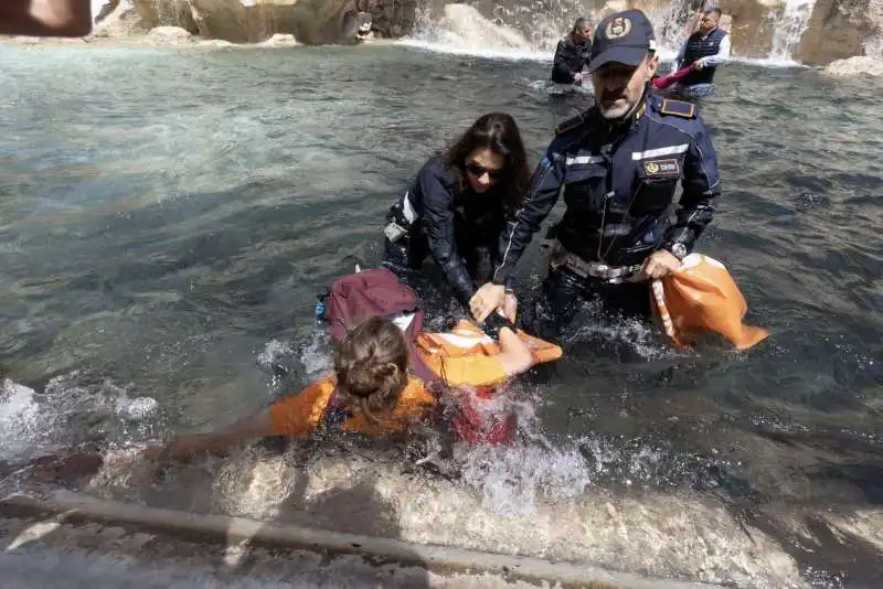 blitz degli attivisti di ultima generazione alla fontana di trevi   5