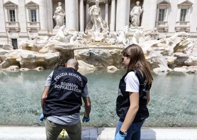 blitz degli attivisti di ultima generazione alla fontana di trevi   7