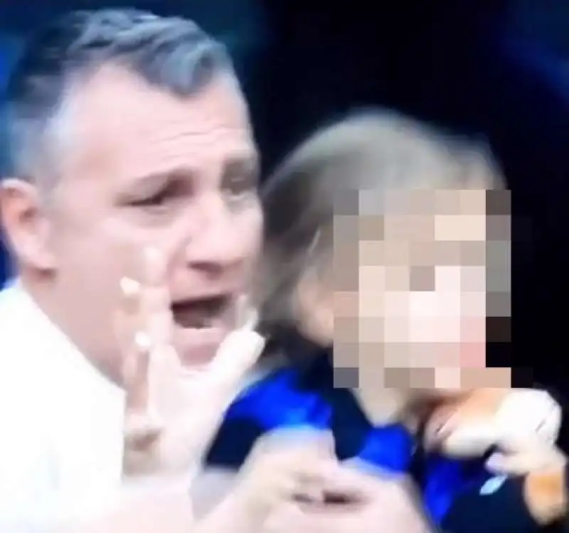 bobo vieri allo stadio con la figlia 