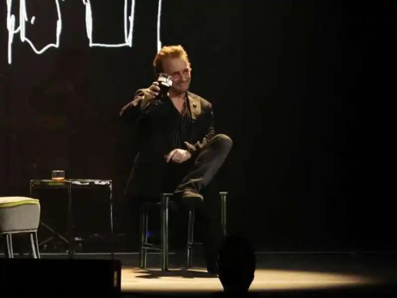 bono vox al teatro san carlo di napoli. 