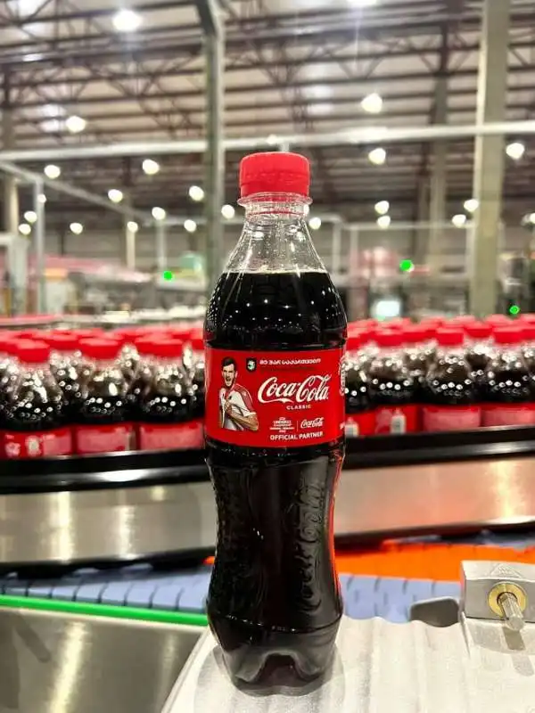 coca cola con l immagine di kvicha kvaratskhelia 