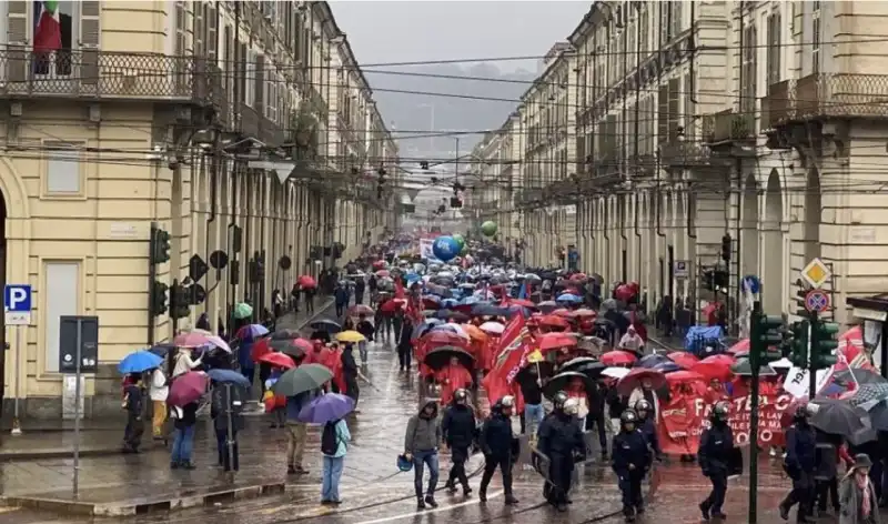 corteo del primo maggio a torino 