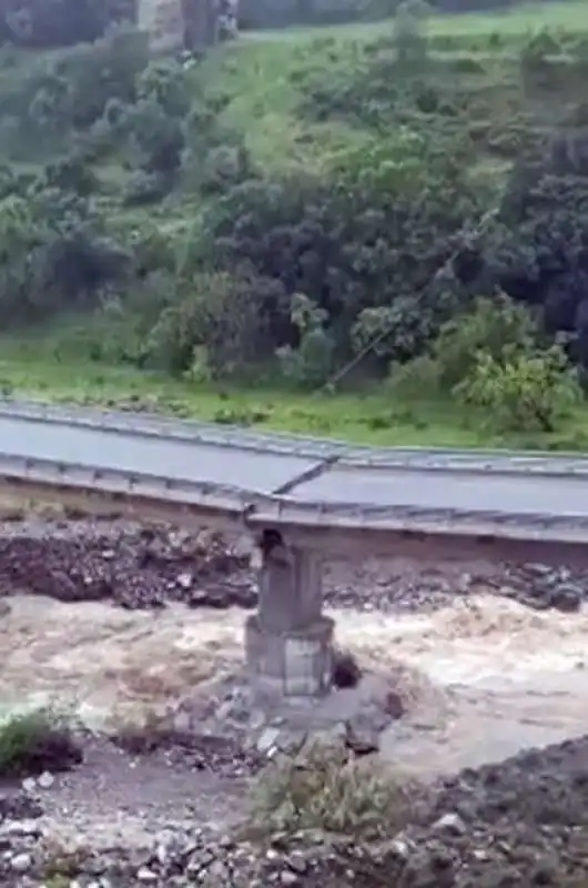 crollo del viadotto sul fiume trionto sulla sila  1