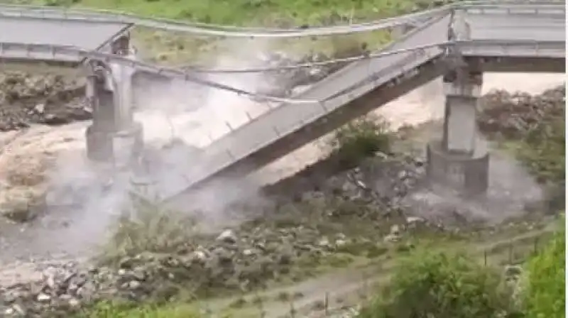 crollo del viadotto sul fiume trionto sulla sila  3