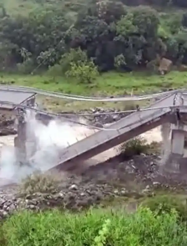 crollo del viadotto sul fiume trionto sulla sila 4