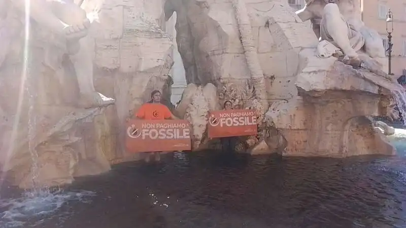 ECO ATTIVISTI IMBRATTANO FONTANA DEI QUATTRO FIUMI A PIAZZA NAVONA 