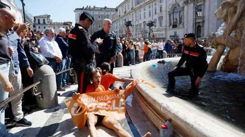 ECO ATTIVISTI IMBRATTANO FONTANA DEI QUATTRO FIUMI A PIAZZA NAVONA 