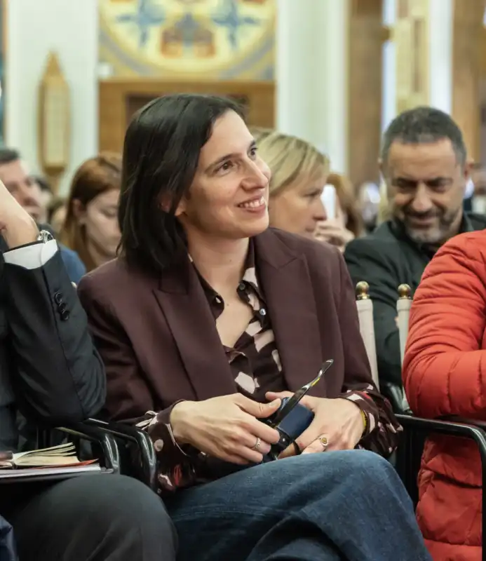 elly schlein ascolta paolo gentiloni al festival dell economia di trento